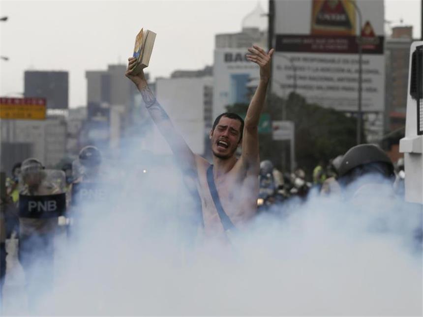 Appell an Venezuelas Militär: "Nicht mit Titanic untergehen" Hunderttausende demonstrieren für Neuwahlen und gegen ein Abdriften in die Diktatur. Foto: Fernando Llano