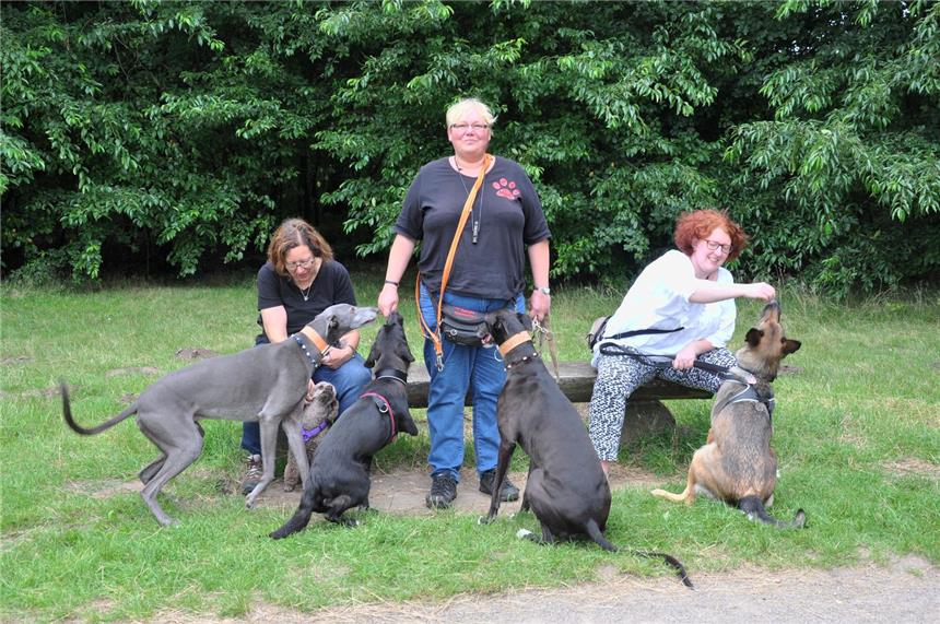 Training für Zwei- und Vierbeiner mit Handicap Hundetrainerin Manuela Gmereck (Mitte) mit Petra Michel (l.) und Jennifer Modler. Ebenfalls im Bild Senta, Bounty, Phil, Lucie und Campino.