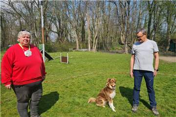 Hundetrainerin Marina Müller (l.) darf derzeit nur Einzeltrainings anbieten.