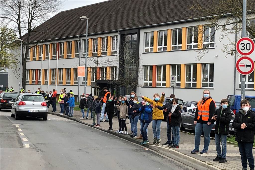 „Was gerade passiert, bewegt sie wirklich“: Schwerter Schüler bilden Menschenkette für den Frieden "Hupen bitte!" Die meisten vorbeifahrenden Autos taten den Kindern den Gefallen und hupten. Die Schülerinnen und Schüler hatten eine Menschenkette für den Frieden gebildet.