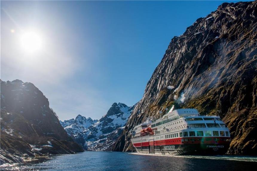 Hurtigruten rüstet bis zu neun Schiffe auf LNG-Antrieb um Hurtigruten-Schiff in einem norwegischen Fjord: Die Reederei rüstet bis zu neun Schiffe mit LNG-Motoren aus. Foto: Hurtigruten