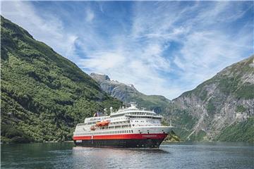 Hurtigruten-Schiff vor der norwegische Küste: Ab 2021 ist die Reederei im Rahmen des neuen Staatsvertrags nur noch mit sieben statt elf Schiffen auf der Küstenroute unterwegs. Die Schiffe sollen dann aber als Touristenschiffe fahren. Foto: Hurtigruten