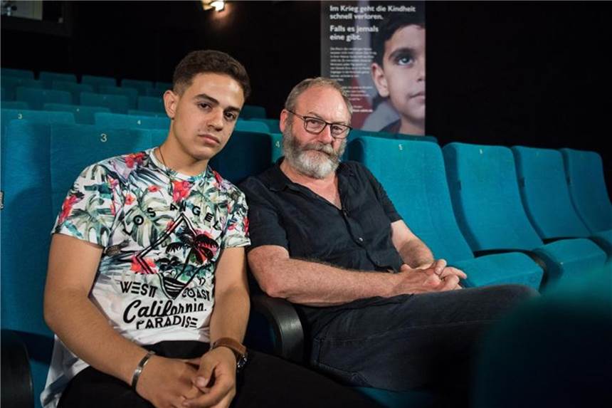 Liam Cunningham trifft Schauspielnachwuchs Hussam Al-Herak (l), der im Schülerfilm „Halbnah“ die Hauptrolle spielt, trifft Liam Cunningham im Kino. Foto: Sebastian Gollnow