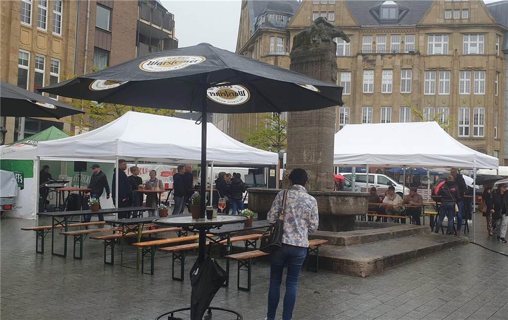 Pechsträhne für Veranstalter: Nun verregnete auch der Naschmarkt Hut ab an die Besucher unterm Reiterbrunnen, die sich trotz des Regens zum Naschmarkt wagten.