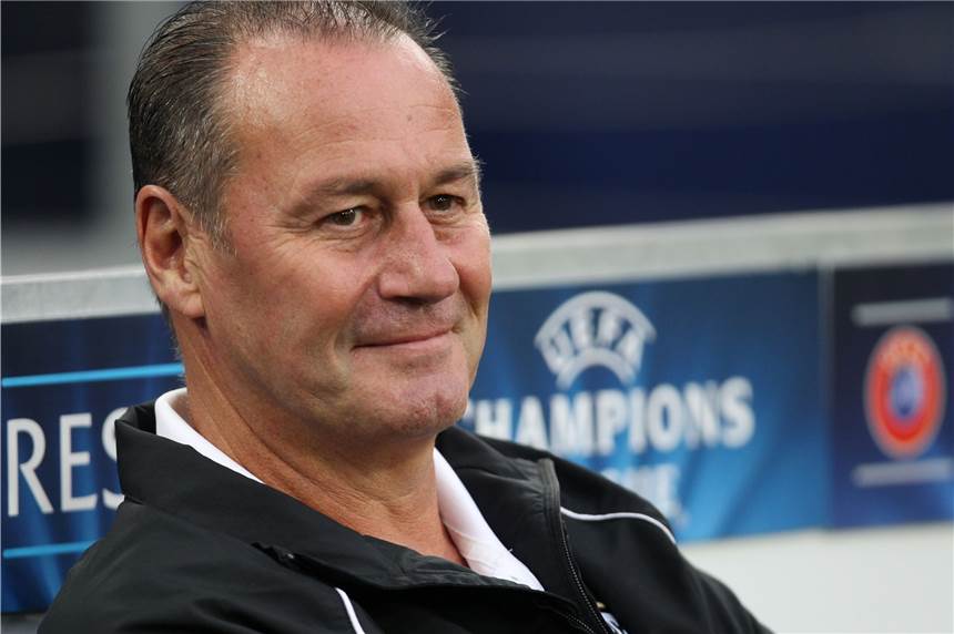 Derby in Dortmund ohne Fans? Mit Geisterspielen kennt Schalke sich aus Huub Stevens, 2013 Trainer von PAOK Saloniki, hatte im Hinspiel noch gut lachen. Seine Mannschaft holte ein 1:1. Doch das reichte nicht zum Weiterkommen.