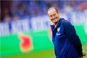 Huub Stevens beteiligt sich an der „Bundesliga Home Challenge“.