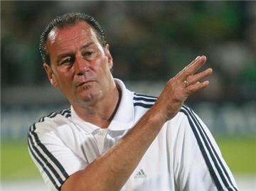 Huub Stevens hat seinen Vertrag bei Red Bull Salzburg verlängert.