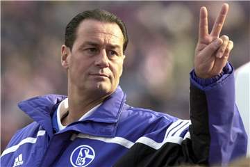 Huub Stevens (hier ein Foto aus dem Jahr 2001): Ein Trainer, der perfekt zum FC Schalke 04 passte - und nach wie vor passt. 
