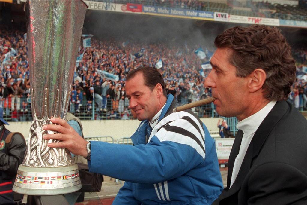 „Es war eine wunderbare Zeit“ Huub Stevens und Rudi Assauer von Schalke 04 1997 mit dem Uefa-Cup