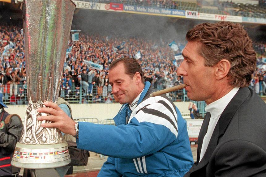 Eine Zeitreise ohne Handy zum Final-Reporter von 1997 Huub Stevens (l.) und Rudi Assauer präsentieren den Uefa-Pokal im Parkstadion. Werner Hansch hatte das Rückspiel im Finale in Mailand kommentiert.