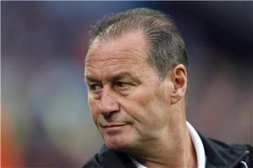 Huub Stevens soll Schalke gemeinsam mit Mike Büskens vor dem „freien Fall“ bewahren.