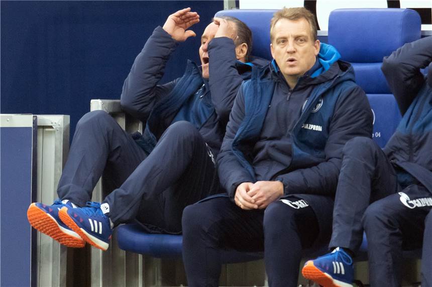 Schalke verliert jetzt anders Huub Stevens und Mike Büskens (r.) leben die Emotionen vor, die sie von den Schalker Spielern erwarten.