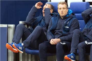 Huub Stevens und Mike Büskens (r.) leben die Emotionen vor, die sie von den Schalker Spielern erwarten.