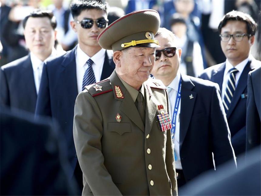 Kim Jong Un bleibt auch an wichtigem Feiertag verschwunden Hwang Pyong So wird als inoffizielle Nummer zwei hinter Machthaber Kim Jong Un gesehen. Foto: Jeon Heon-Kyun/Archiv