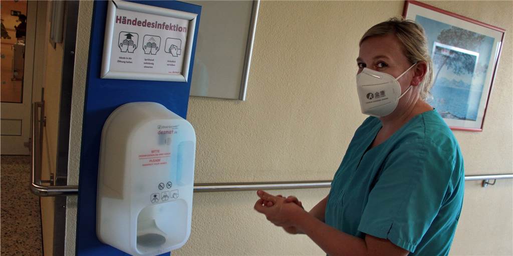 Corona-Angst im Krankenhaus: „Patienten kommen später und sind dann kränker“ Eine Krankenschwester desinfizieret ihre Hände.