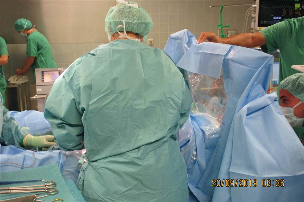 Hygiene ist oberstes Gebot: Die bietet das besondere OP-Tuch. Durch den Kaiserschnitt zum Zuschauen soll die Bindung von Eltern und Baby gefördert werden.