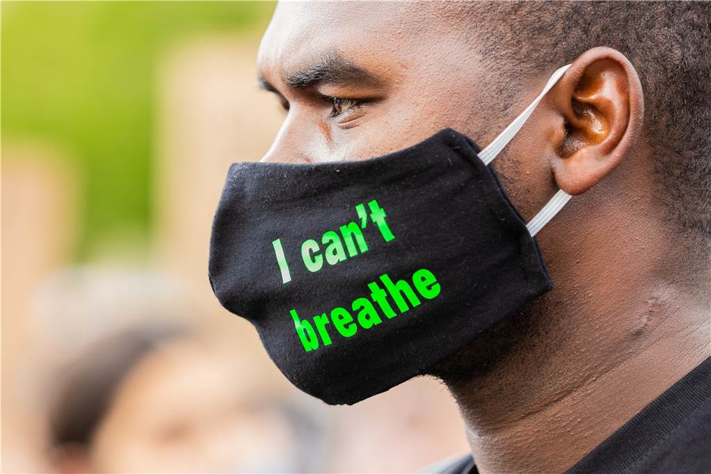 Tausende Demonstranten in NRW: „Rassismus mit Stolz, mit Stärke, mit Präsenz bekämpfen“ „I can’t breathe“ (Ich kann nicht atmen) steht auf der Mund-Nasen-Bedeckung eines Demonstranten auf einer „Black Lives Matter“-Kundgebung. Hintergrund ist der Tod des Afroamerikaners George Floyd infolge eines gewaltsamen Polizeieinsatzes in Minneapolis (USA)