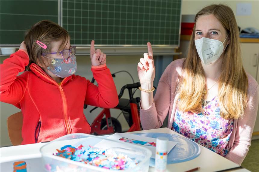 Unterricht an der Maxi-Schule geht nach und nach wieder los i wie Anfang: Amelie und Nele Schwendy lernen Buchstaben. Die Masken stören dabei fast gar nicht.
