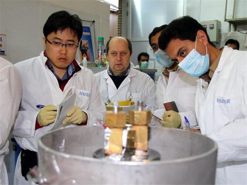 IAEA-Kontrolleure kontrollieren im iranischen Natanz die Anlagen zur Urananreicherung. Foto: Kazem Ghane/Archiv