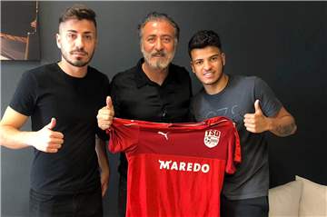 Iago Augusto De Carvalho (r.) und Jorge Jose Machado (l.) mit dem Türkspor-Vorsitzenden Dr. Akin Kara