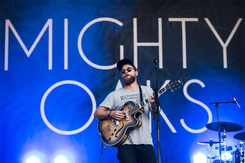 Frittenbude und Mighty Oaks beim Juicy Beats Ian Hooper, Sänger und Gitarrist der Band Mighty Oaks, beim Zürich-Open-Air-Festival.
