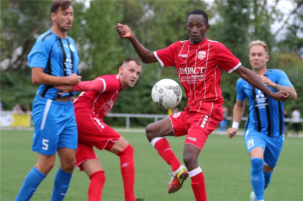 Ibrahim Diallo (M.) spielt künftig nicht mehr für Türkspor Dortmund, sondern den TuS Bövinghausen.