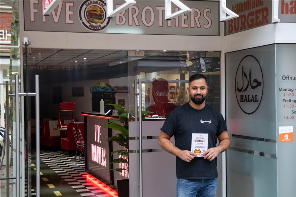 Five Brothers Burger in Ahaus: Päckchen aus dem „Burgermeister-Amt“ Ibrahim Khodr betreibt das "Five Brothers" in der Ahauser Innenstadt.