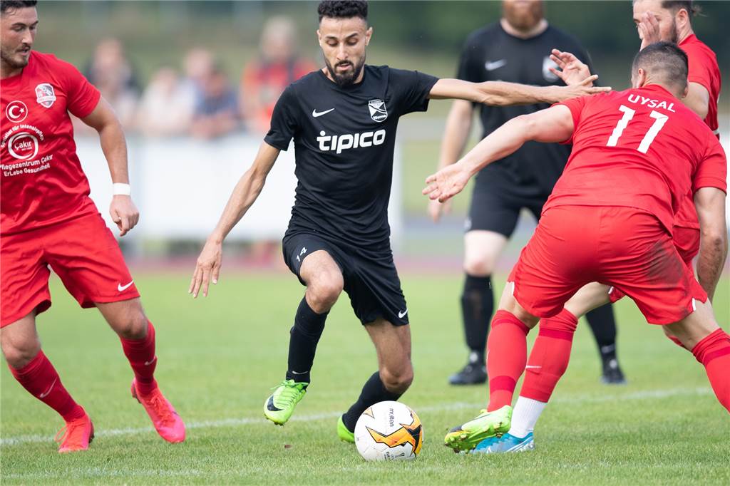 Transfer-Wirrwarr bei Eintracht Werne: Spieler bleibt nach Wechselwunsch doch Ibrahim Saadouni (M.) bleibt Eintracht Werne nun doch erhalten. Der Offensivspieler wollte die Evenkämper nach nur einem Jahr wieder verlassen.