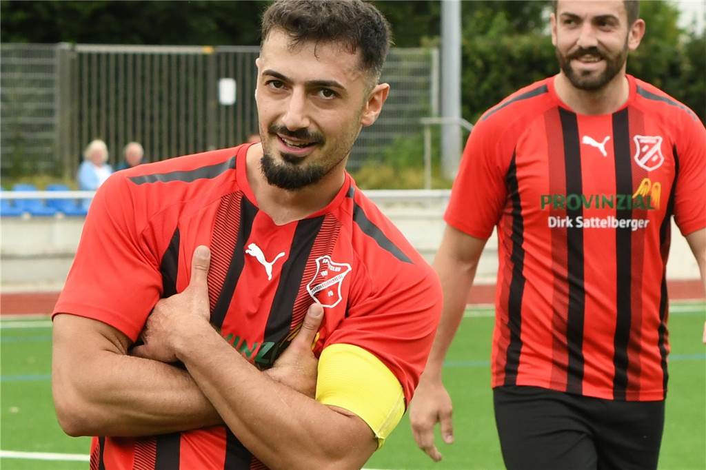 Auffällige Statistik in der Kreisliga B2 Ibrahim Sener bejubelt einen Treffer für den SCF.