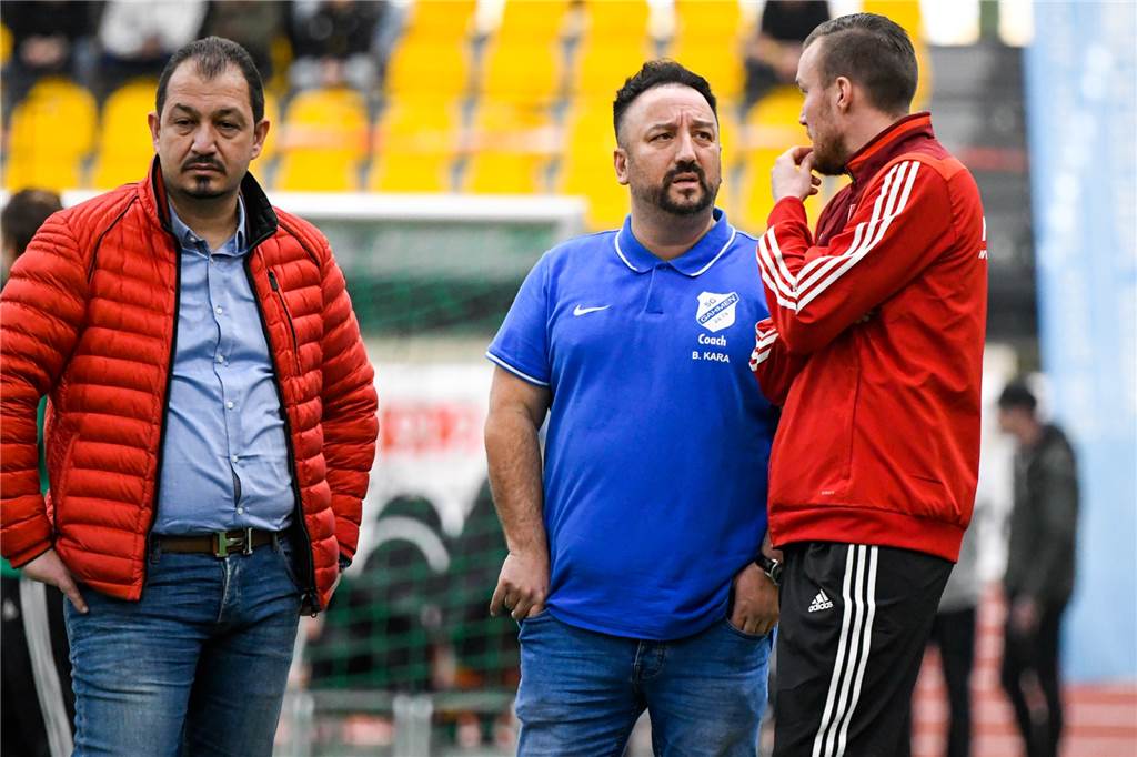 Vorsitzender der SG Gahmen im Interview: „Wir müssen jetzt von vorne anfangen“ Ibrahim Ünal (l.), hier mit SGG-Trainer Bülent Kara und Ex-BVB-Spieler Kevin Großkreutz. steht mit seinem Verein vor einer schwierigen Zukunft.