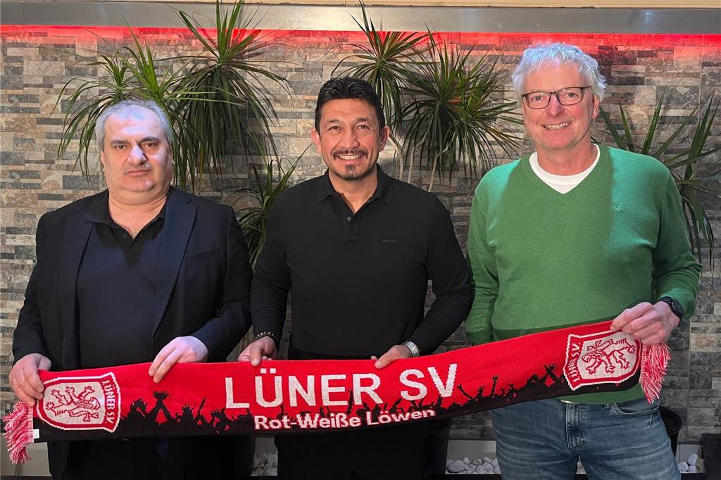 Ibrahim Ünal nennt weitere Details zum Rückzug der SG Gahmen Imdat Acar (v.l.), Ibrahim Ünal und Peter Marx halten einen Schal.