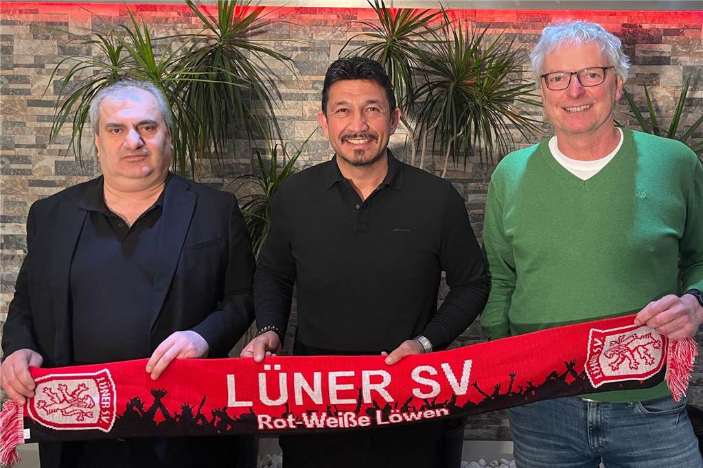 Ibrahim Ünal (M.) bei seiner Vorstellung beim Lüner SV.