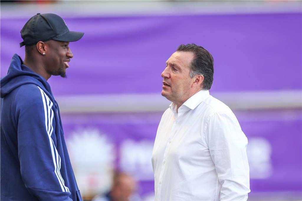 Schalke-Verteidiger im Sommer bei Olympia 07.05.2024, Fussball, Saison 2023/2024, 2. Bundesliga, 32. Spieltag, VfL Osnabrück - FC Schalke 04, v. l. Ibrahima Cisse (FC Schalke 04), Sportdirektor Marc Wilmots (FC Schalke 04) Foto: Tim Rehbein/RHR-FOTO