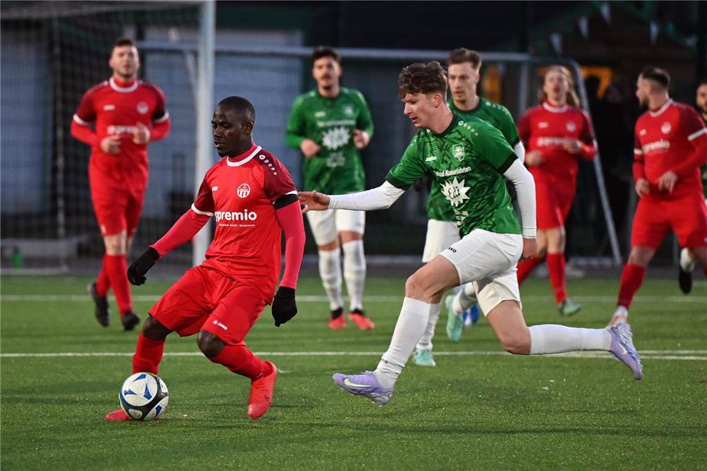 SuS Oberaden feiert Serhat Yilmaz: Derbysieg gegen TuRa Bergkamen Ibrahime Bah (l.) und der FC TuRa Bergkamen verloren am Römerberg in Oberaden deutlich.