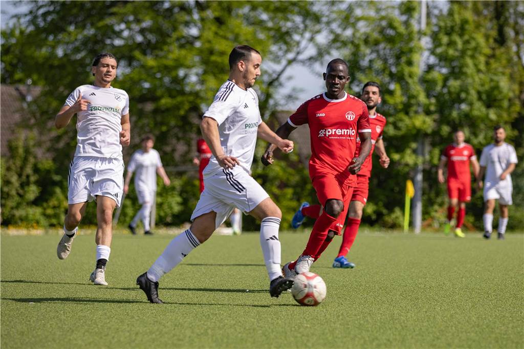 Ibrahime Bah (r.) im Laufduell.