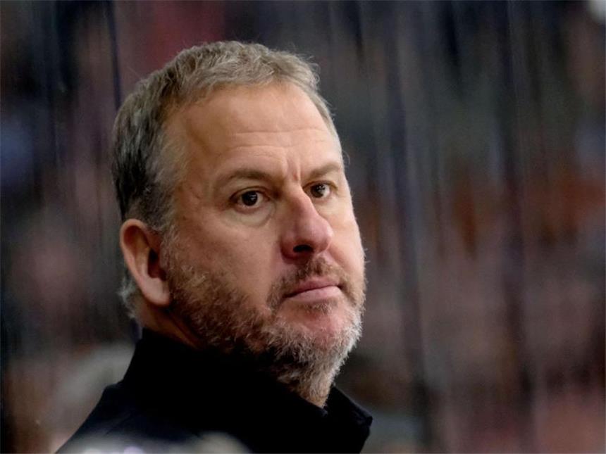 Nürnberg neuer DEL-Spitzenreiter - Köln siegt in Mannheim Ice-Tigers-Coach Rob Wilson beobachtet das Spiel. Foto: Peter Steffen