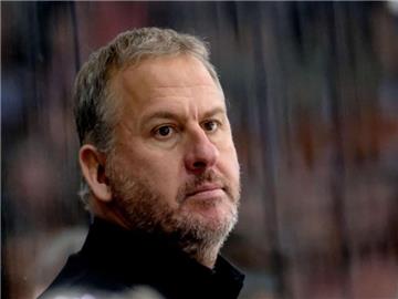 Ice-Tigers-Coach Rob Wilson beobachtet das Spiel. Foto: Peter Steffen