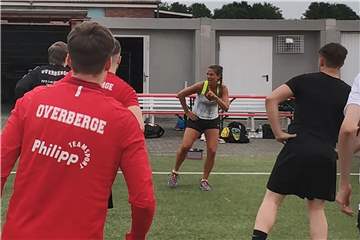 "Ich bin begeistert, wie die Jungs das hinkriegen", sagt Fitnesstrainerin Mareike Müller über die Kicker des FC Overberge, die sich beim Tae Bo und Tabata so richtig ausgepowert haben.