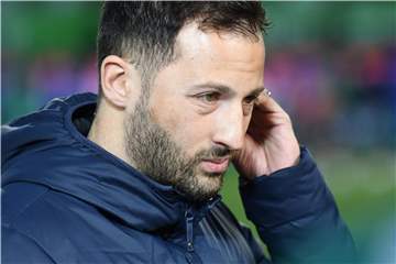 Ich bin ganz Ohr: Schalke-Trainer Domenico Tedesco nutzt für seine Arbeit auch technische Hilfsmittel.