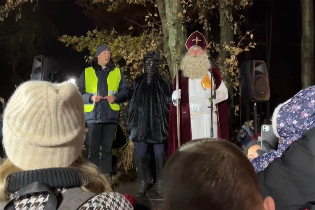 Der Nikolaus hielt auf einer Bühne eine kurze Ansprache