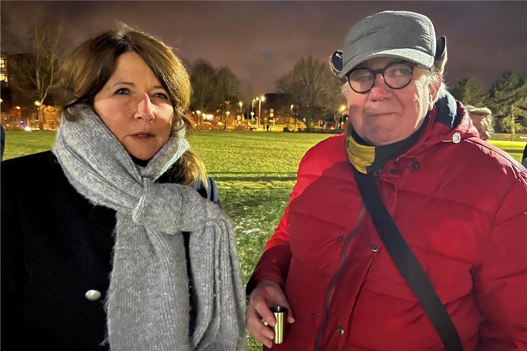 „Ich bin heute hier, weil ich schon immer gegen Nazis war und das aufhören muss“, sagt Tanja Rieper aus Castrop-Rauxel: „Es ist wichtig, mit vielen Menschen dagegen zu demonstrieren.“ Sie kam zusammen mit einem Freund zur Demo. Gegen die Kälte hatten sich die beiden wärmende Getränke mitgebracht.
