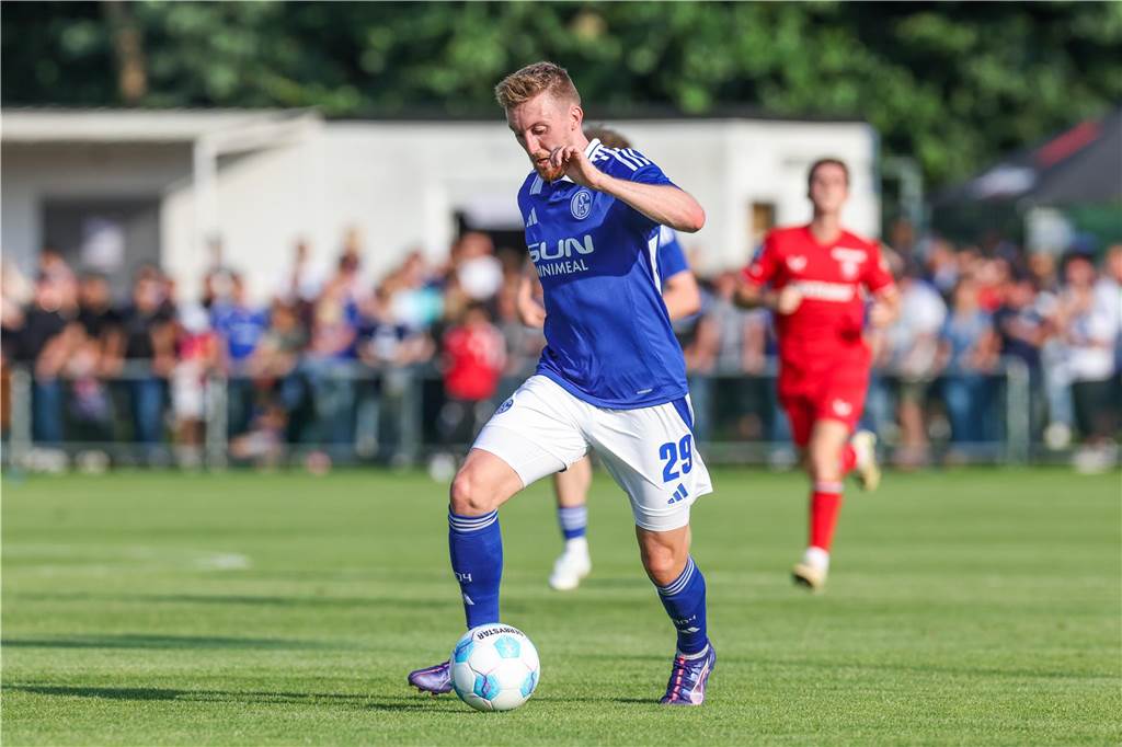 Plötzlich wichtig: Das Comeback des Tobias Mohr 24.07.2024, Fussball, Saison 2024/2025, Testspiel, FC Schalke 04 - FC Twente Enschede, Tobias Mohr (FC Schalke 04) Foto: Tim Rehbein/RHR-FOTO