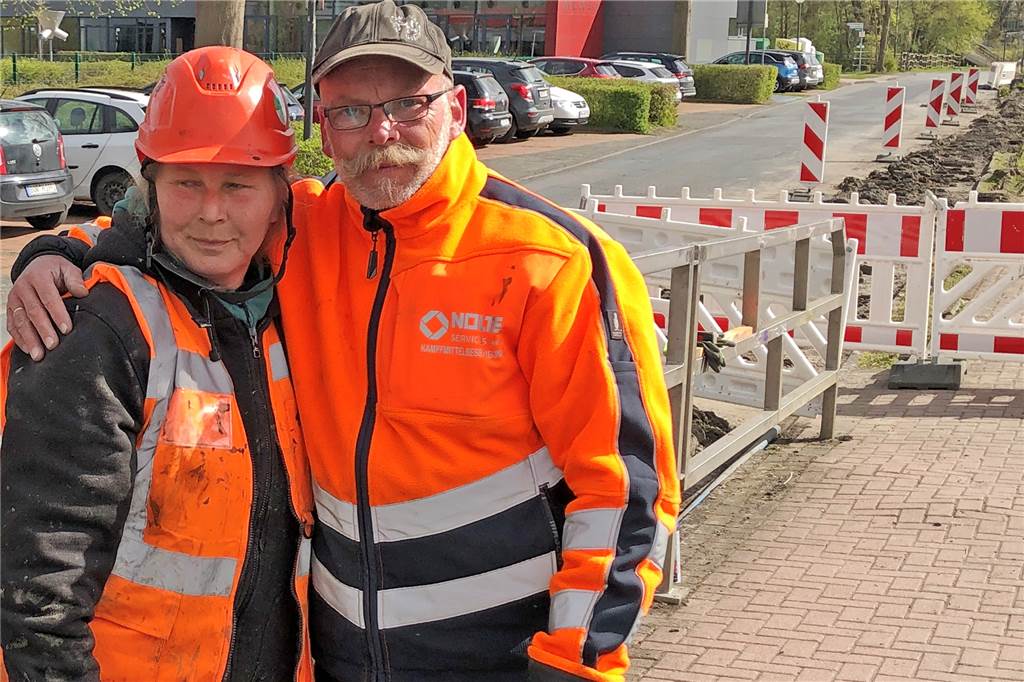 Mit Video: Ehepaar spürt Bomben am Berkelufer in Stadtlohn nach "Ich bin stolz auf meine Frau. Wir sind das einzige Ehepaar in der Kampfmittelbeseitigung", sagt Truppführer Klaus Panning über seine Frau Suada.