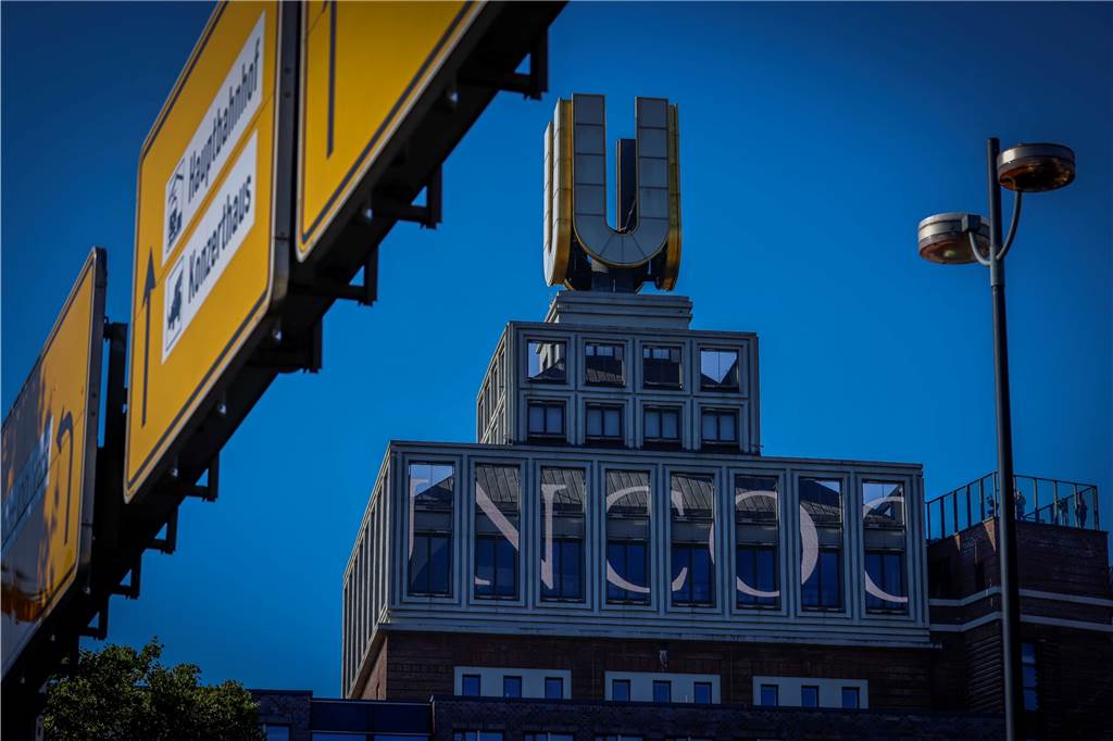 Neonazi-Demo: Knapp 500 Rechtsextremisten zogen durch Dortmund „Ich der Turm fand Nazis schon damals voll uncool“ – die fliegenden Bilder am U-Turm sendeten eine eindeutige Botschaft, als die Neonazis an ihm vorbei liefen.