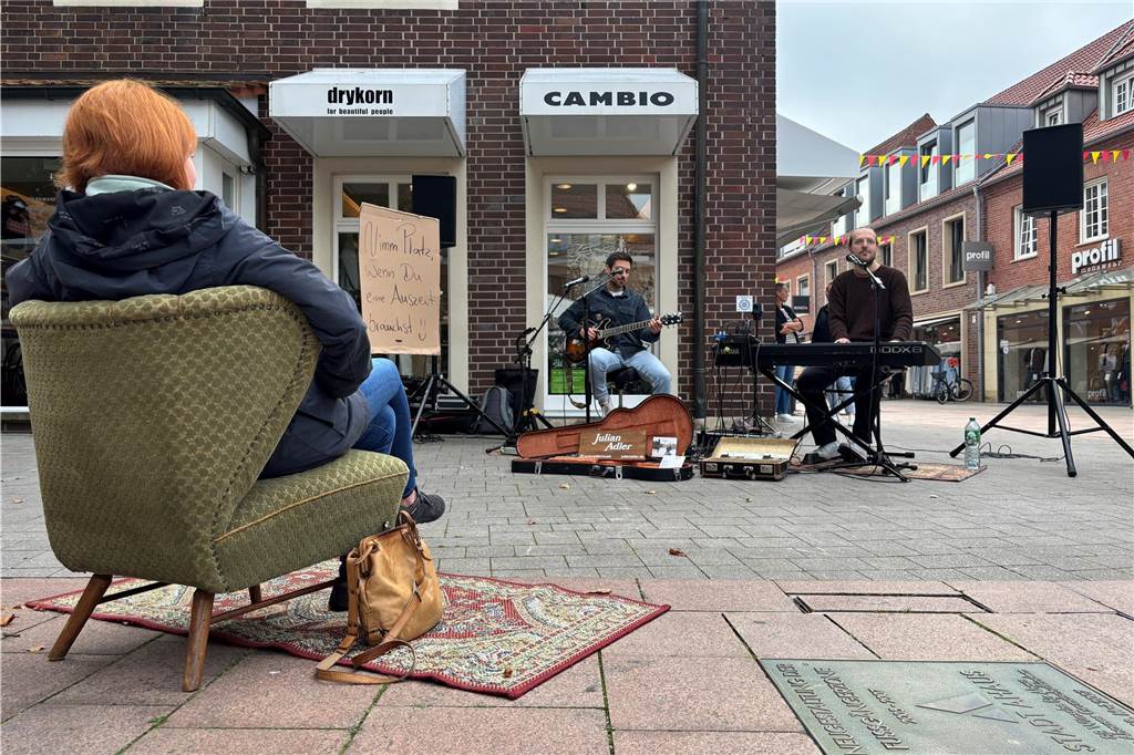 Exklusive Konzerte in Ahauser Innenstadt in der „Sofazone“ Ahauserin sitzt in Sofazone und genießt Privatkonzert