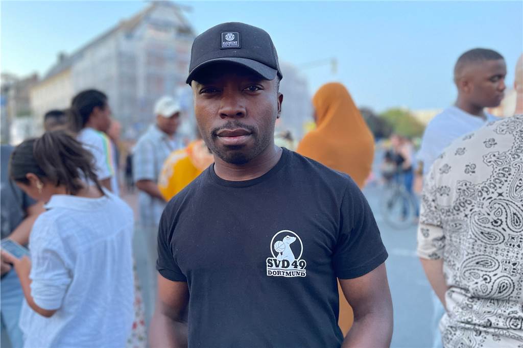 "Ich habe persönlich Angst vor der Polizei. Das zuzugeben tut mir weh, denn ich will eigentlich keine Angst bei mir tragen, sondern nur Liebe, aber das ist eine Tatsache", sagte der Dortmunder William Dountio bei einer Demonstration im August. Er ist einer der Organisatoren der Demo am 19. November. 