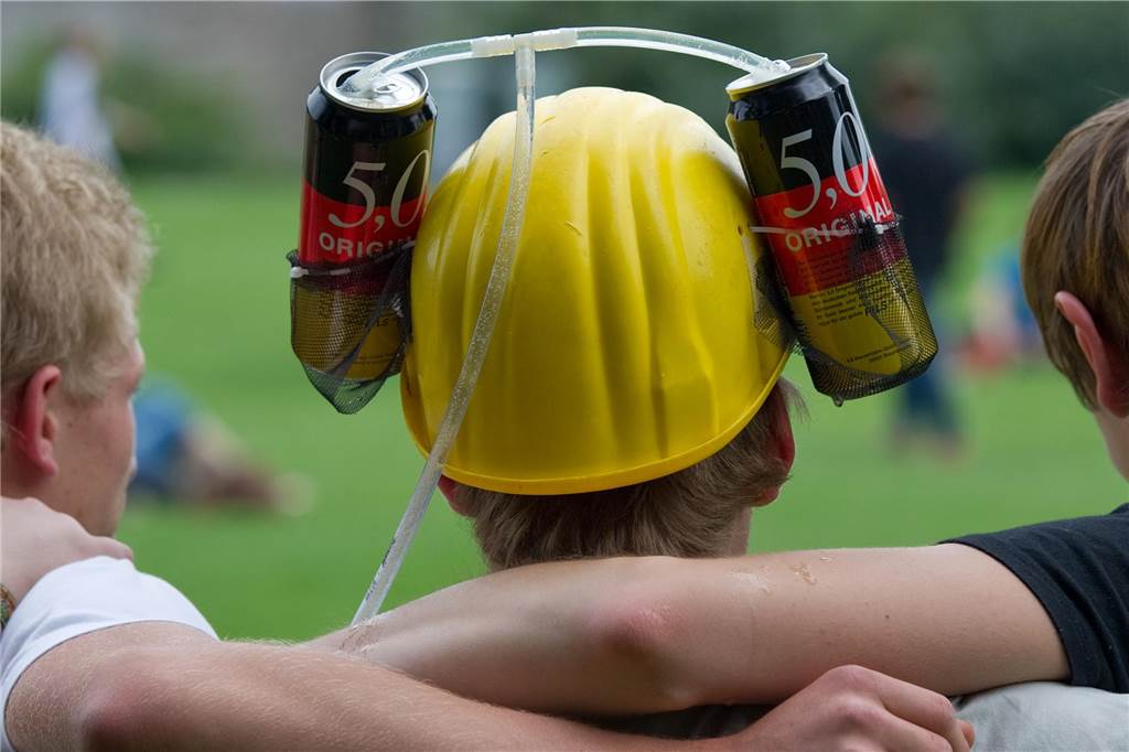 Psychotherapeut zu Alkohol bei Jugendlichen: „Eltern sollten cool bleiben“ „Ich hatte nur ein oder zwei Döschen Bier, Mama!“ Das kann sein - doch es kommt auch auf die Art der Darreichung an.