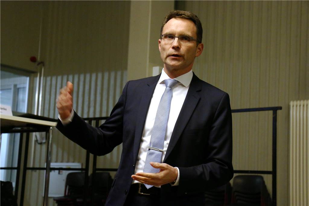 Profilschul-Pläne bei Bürgerinformation unter Beschuss - Verkehrsregelung in der Kritik „Ich kann mir nicht vorstellen, dass solch ein Verkehr bestehen wird, dass wir die Planungen nicht umsetzen können“, so Bürgermeister Dr. Bert Risthaus.