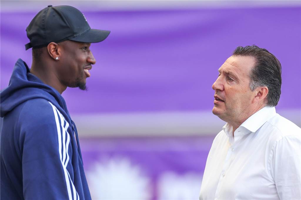 Cissé und die Schalker Flirt-Offensive 07.05.2024, Fussball, Saison 2023/2024, 2. Bundesliga, 32. Spieltag, VfL Osnabrück - FC Schalke 04, v. l. Ibrahima Cisse (FC Schalke 04), Sportdirektor Marc Wilmots (FC Schalke 04) Foto: Tim Rehbein/RHR-FOTO