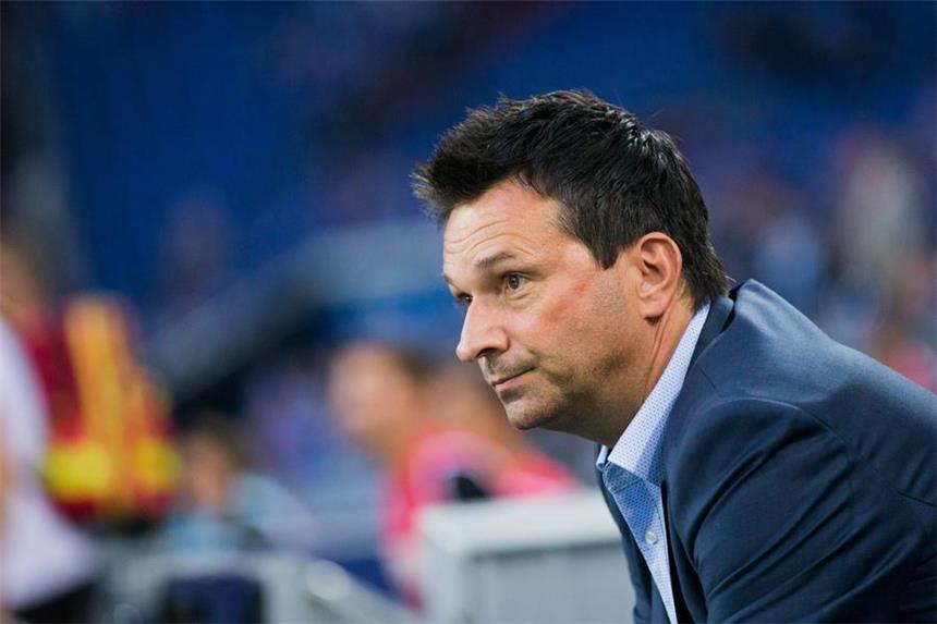 Schalke-Manager Heidel: "Brauchen kein Mitleid" "Ich würde wahrscheinlich alles dafür geben. Aber das würde nichts nützen. Deswegen beschäftige ich mich ungern mit solchen Themen." - Schalkes Sportvorstand Christian Heidel im ZDF-Sportstudio auf die Frage, was er dafür geben würde, mit dem Revierclub mal deutscher Meister zu werden.